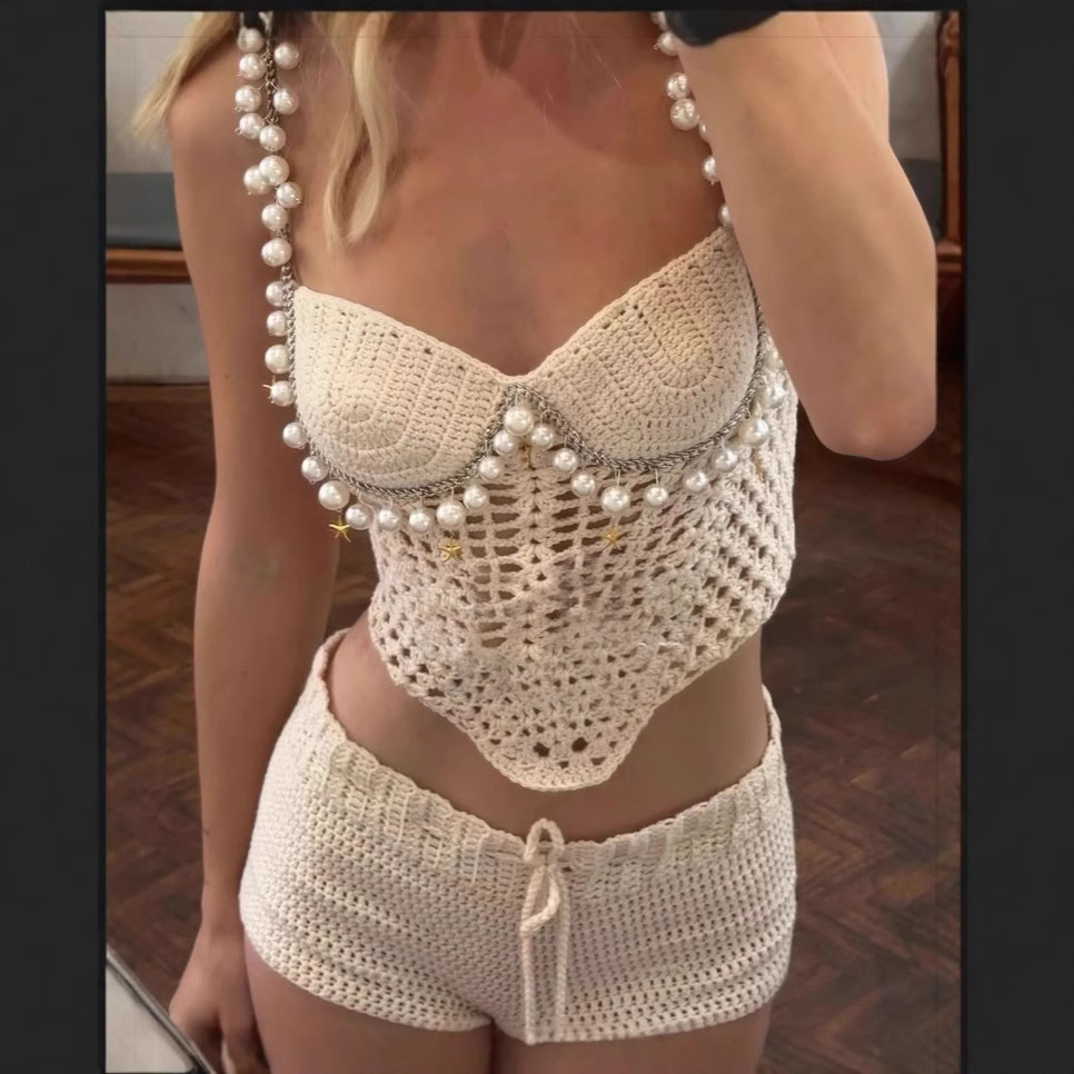 Crop Top Crochet - Set Celana Pendek Rompi Rajutan Manik-manik
